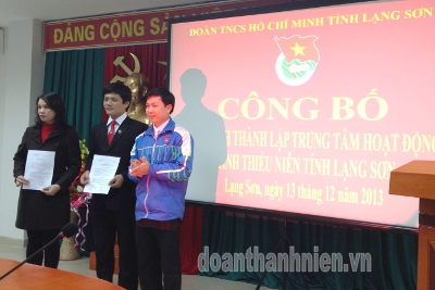 Đ/c Nguyễn Hoàng Tùng -  Bí thư Tỉnh Đoàn trao quyết định bổ nhiệm